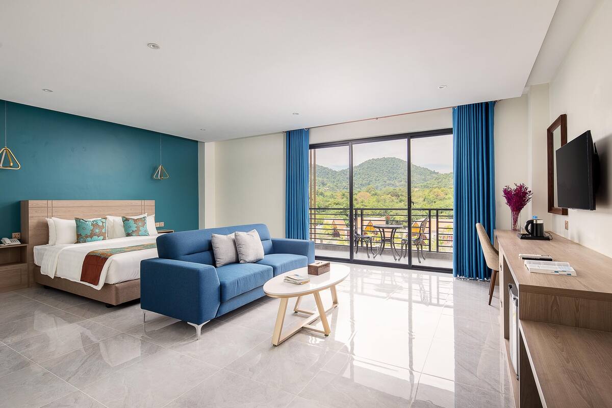 Deluxe Double with Pool & Mountain View | 高級寢具、迷你吧、房內夾萬、書桌