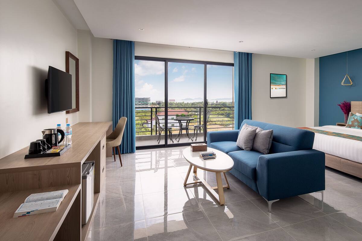 Deluxe Double with Sea View | 高級寢具、迷你吧、房內夾萬、書桌