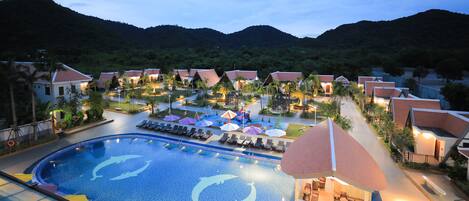 Bungalow | Premium bedding, minibar, in-room safe, desk