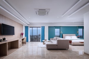 Vakara Executive Room with Sea View | Premium bedding, minibar, in-room safe, desk