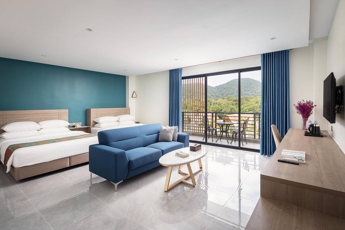 Deluxe Family with Pool & Mountain View | 高級寢具、迷你吧、房內夾萬、書桌