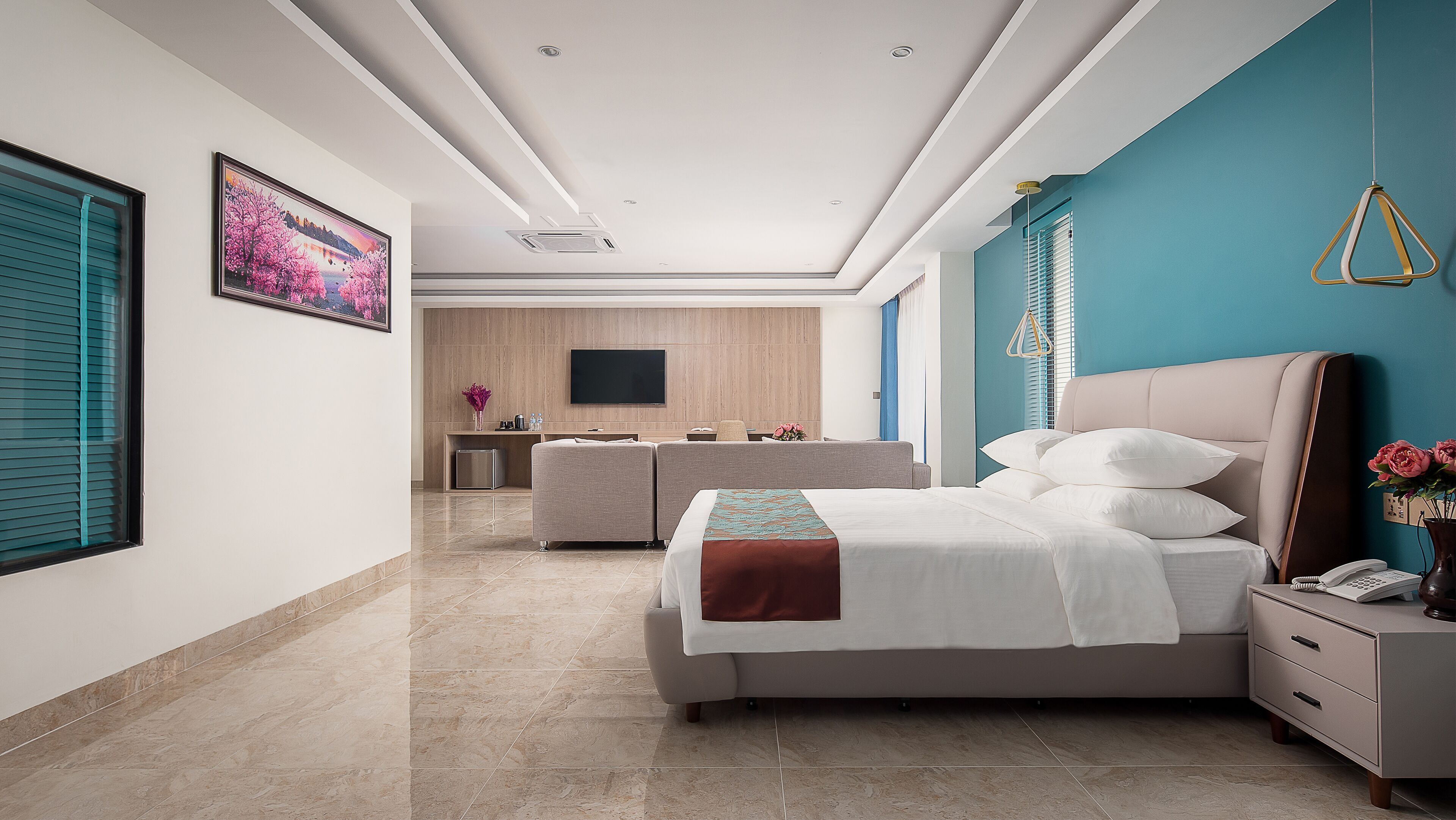 Una habitación de hotel moderna con una cama grande, un escritorio y un televisor.