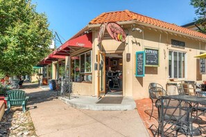 Outdoor dining - Charming Washington Park Getaway Private Apartment (Denver)