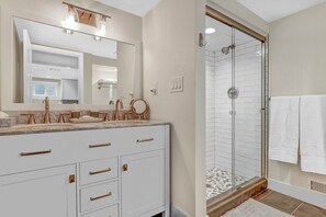 Hair dryer, bathrobes, towels, soap - Charming Washington Park Getaway Private Apartment (Denver)