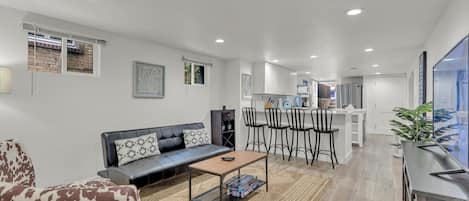 Smart TV, chimenea y oficina