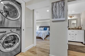 2 slaapkamers, een bureau, een strijkplank/strijkijzer, gratis wifi