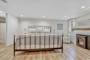 2 bedrooms, desk, iron/ironing board, free WiFi - Charming Washington Park Getaway Private Apartment (Denver)