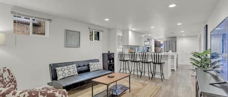 Smart TV, chimenea y oficina