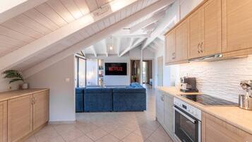 Refrigerador, microondas, horno y parrilla de estufa