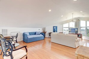 TV, foosball, table tennis - Shore Elegance | Oceanfront | Private Pool (Virginia Beach)