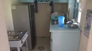 Kühlschrank, Mikrowelle, Herdplatte, Wasserkocher mit Kaffee-/Teezubehör