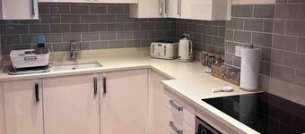 2 Bed Cottage - Sleeps 4 - Parking - Wifi