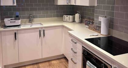 2Bed-sleeps 4-parking-superfast wifi
