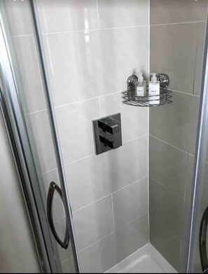 Chuveiro, produtos de toalete grátis, secador de cabelo 
