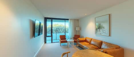 Zimmersafe, Schreibtisch, laptopgeeigneter Arbeitsplatz