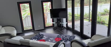 Fernseher, DVD-Player, Bücher, Videothek