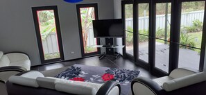 Télévision, lecteur de DVD, livres, vidéothÚque