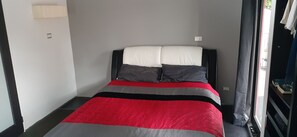 4 habitaciones, tabla de planchar con plancha y ropa de cama 