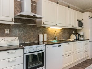 Kühlschrank, Mikrowelle, Geschirrspüler, Kochgeschirr/Geschirr/Besteck