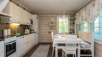 Frigorífico, microondas, lavavajillas y utensilios de cocina