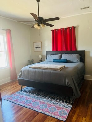 2 bedrooms, desk, iron/ironing board, WiFi - Historic Chic in Downtown Close to Augusta National & Medical District (Augusta)