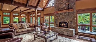 Luxurious Chalet! Hot-tub, Bonfire & A+ Location for Skiing/Town