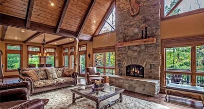 Luxurious Chalet! Hot-tub, Bonfire & A+ Location for Skiing/Town