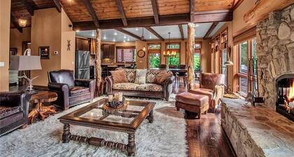 Luxurious Chalet! Hot-tub, Bonfire & A+ Location for Skiing/Town