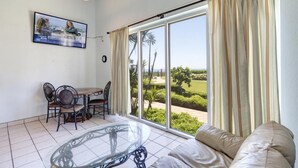 Condo, 2 quartos | Sala de estar
