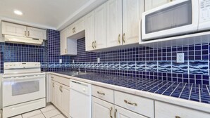 Condo, 2 quartos | Cozinha privada | Talheres/pratos/utensílios de cozinha