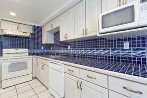 Condo, 2 habitaciones | Cocina privada | Utensilios de cocina 