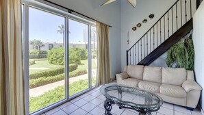 Condo, 2 quartos | Sala de estar