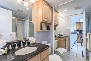 Apartamento, 2 habitaciones | Baño | Toallas