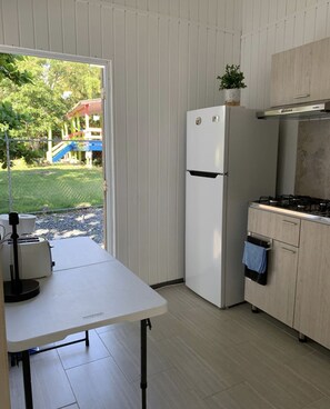 Refrigerador, microondas, parrilla de estufa y tostadora