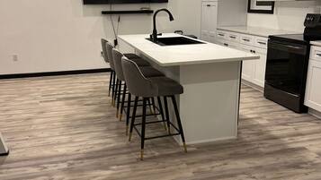 KĂŒhlschrank, Mikrowelle, Ofen, GeschirrspĂŒler