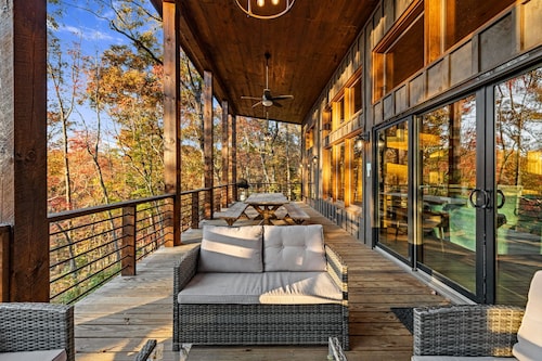 Luxe Mountain Chalet- Hot Tub, Wi-Fi, Fire Pit, Game Room - Mins to Blue Ridge