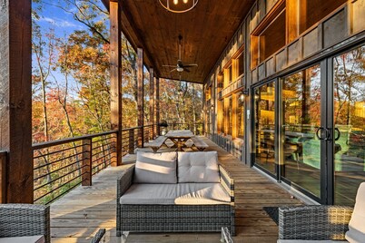 Luxe Mountain Chalet- Hot Tub, Wi-Fi, Fire Pit, Game Room - Mins to Blue Ridge