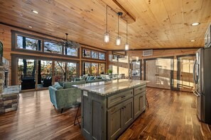 Interior - Luxe Mountain Chalet- Hot Tub, Wi-Fi, Fire Pit, Game Room - Mins to Blue Ridge (Mineral Bluff)