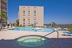 Appart'hôtel, 3 chambres | Piscine