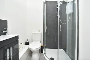Traditional House, Ensuite, City View (Book Whole House ) | Bathroom - Townhouse @ Bucknall New Road Stoke (Stoke-on-Trent)
