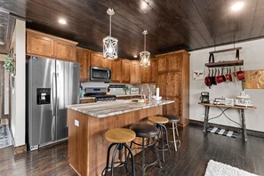 Réfrigérateur, micro-ondes, plaque de cuisson, lave-vaisselle