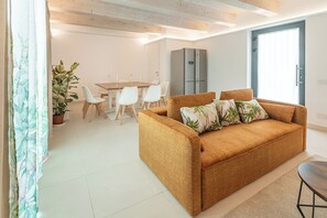 Fernseher, Kamin, Tischfußball, Bücher