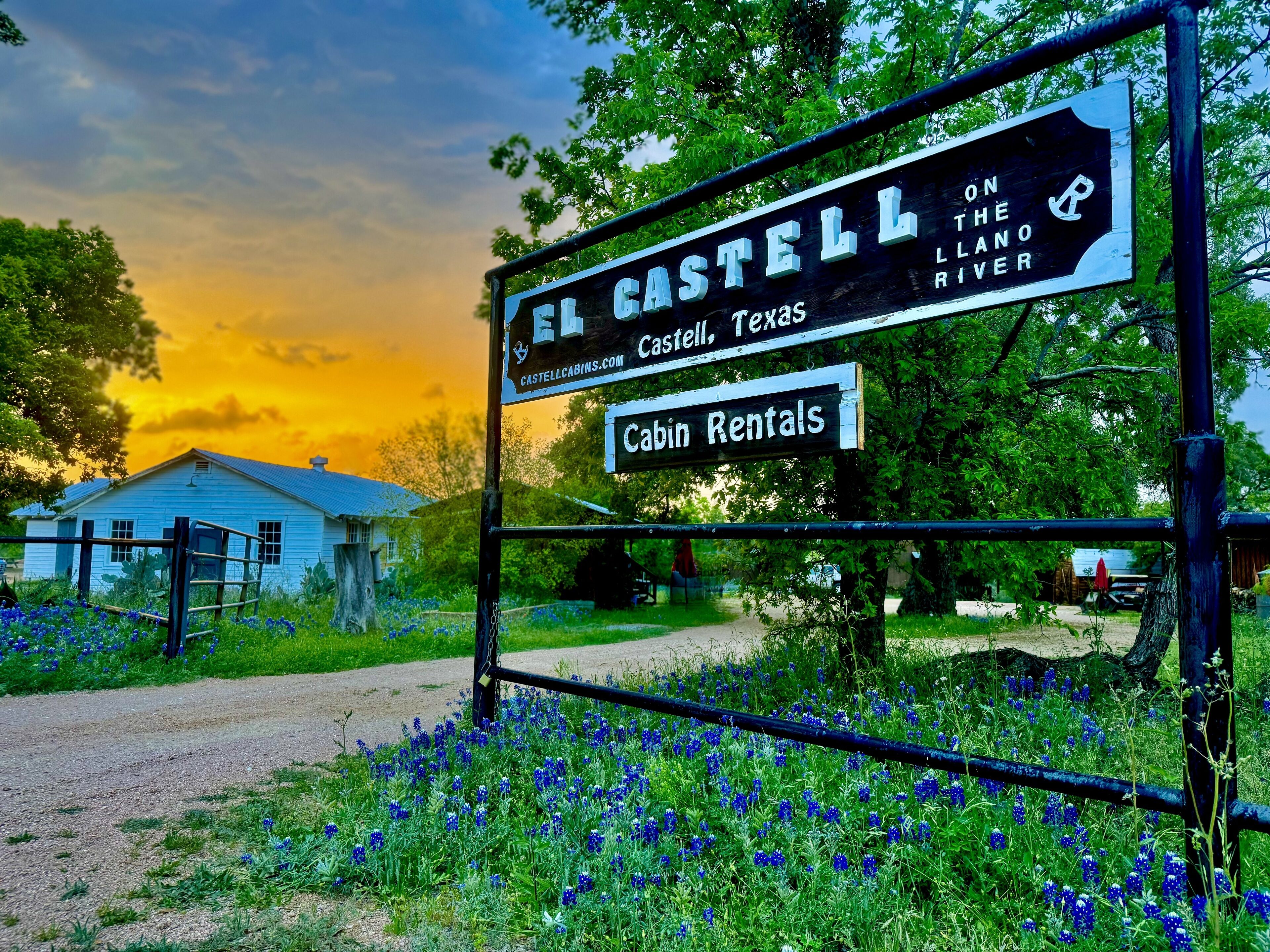 Señalización para El Castell Cabin Rentals en Texas, indicando un lugar para alquiler de cabañas.