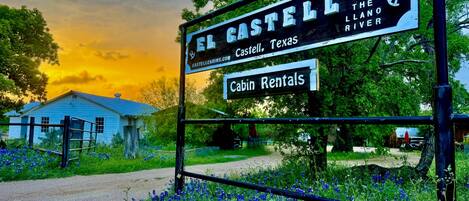 Señalización para El Castell Cabin Rentals en Texas, indicando un lugar para alquiler de cabañas.