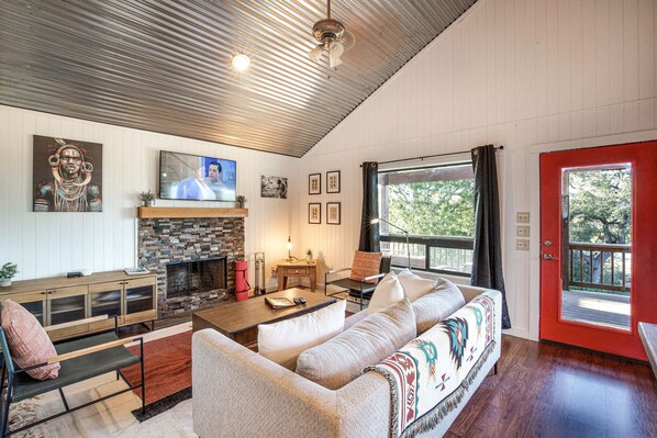 Smart TV, libros y estéreo 