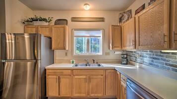 Réfrigérateur, four à micro-ondes, surface de cuisson, lave-vaisselle