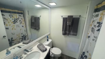 Duschwanne, Haartrockner, Bidet, Handtücher