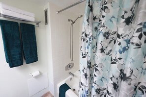 Combined shower/tub, hair dryer, bidet, towels - 💎LOCATION💎 5min to 🏄‍♀️🏊‍♀️🐠🦈🌸 free parking 🚙🅿️, fast WIFI💻 🌺F18A01🌺 (Honolulu)