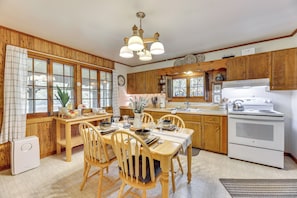 Fridge, microwave, stovetop, coffee/tea maker - Charming Parsons Cabin w/ Grill on the Cheat River (Parsons)