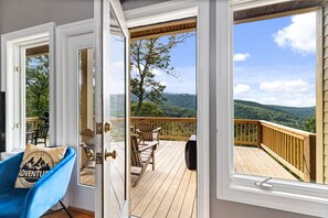 TV connectée, cheminée, jeux vidéo, lecteur de DVD